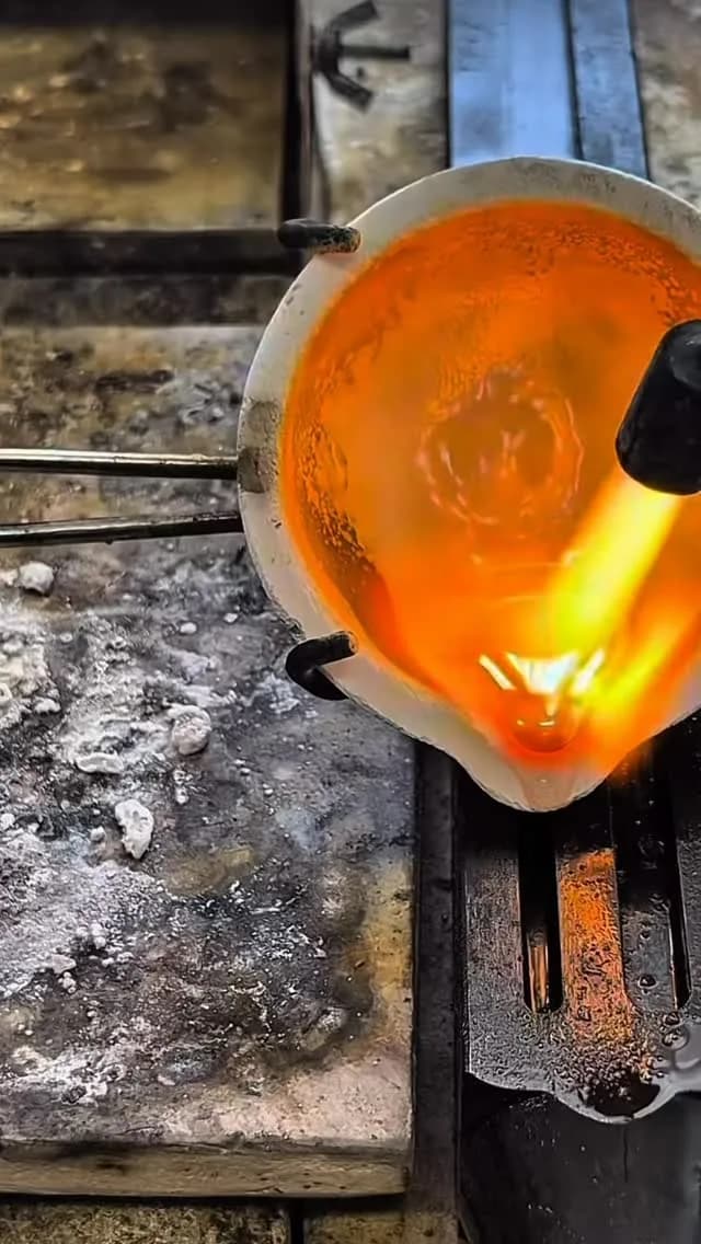 Ouro fundido no ateliê da PR Gold durante a confecção de uma peça