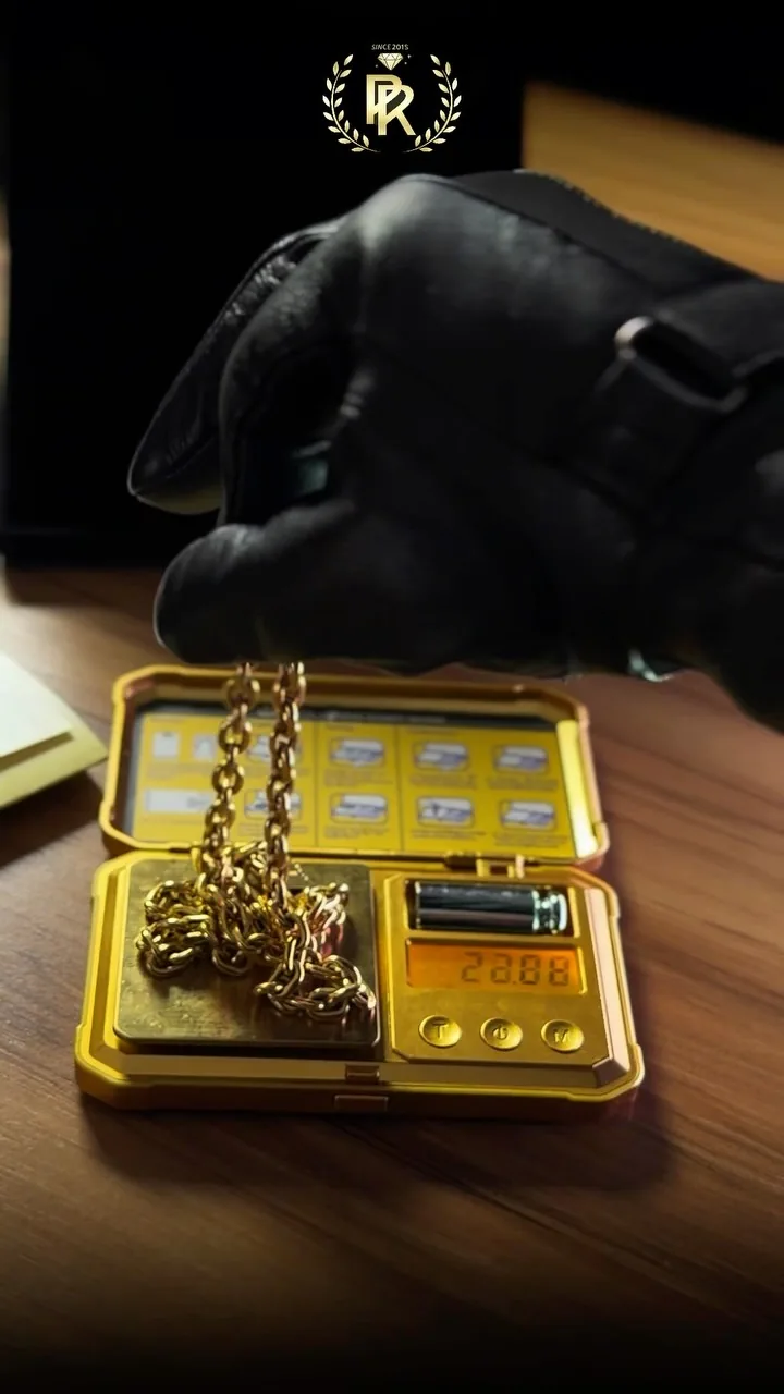 Corrente de ouro sobre balança de precisão na PR Gold