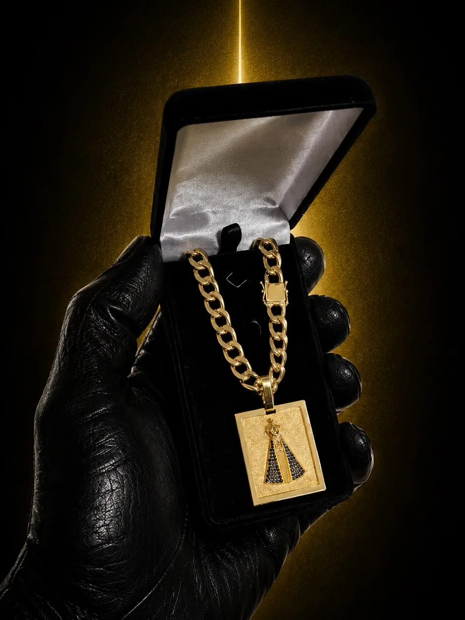 Corrente com pingente cravejado 44 g em ouro